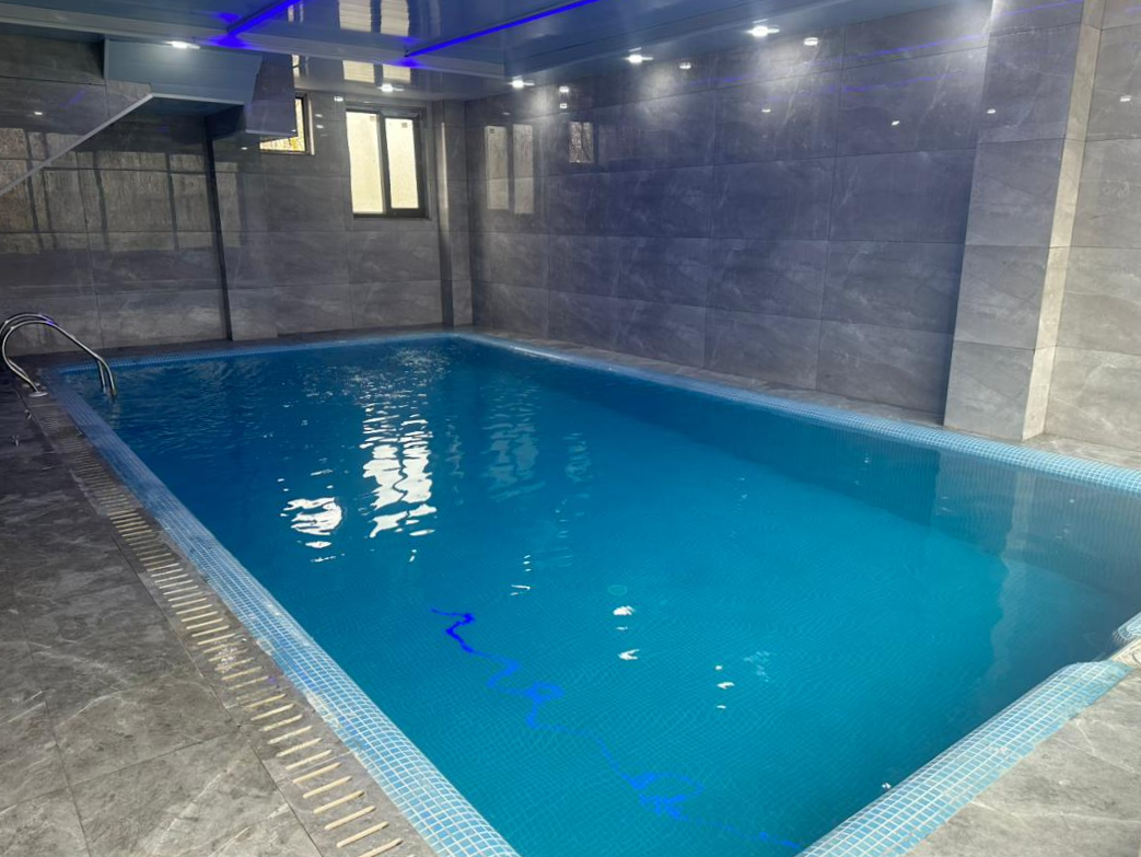 استخر طبقه همکف