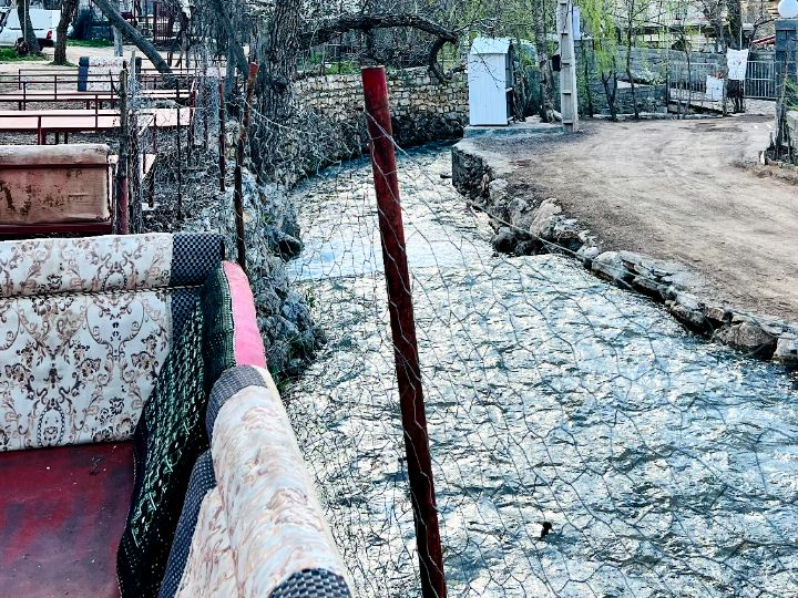 رودخانه‌ی کنار باغ، نمایی زیبا برای عکس‌برداری و ثبت لحظات زیبای سفرتان