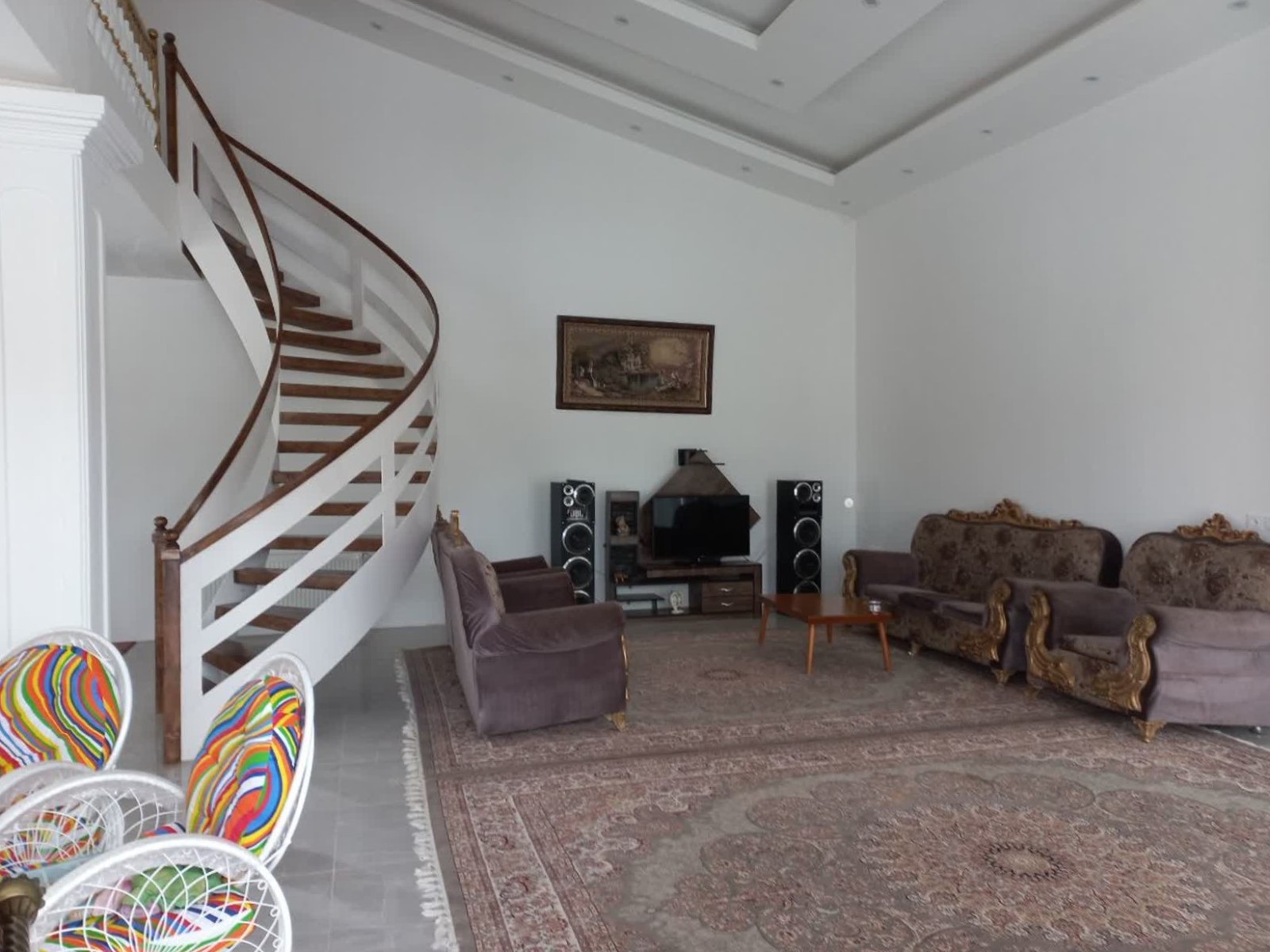 اتاق پذیرایی طبقه همکف