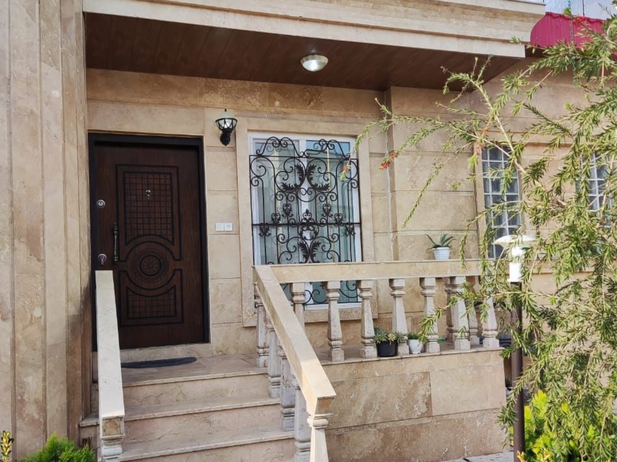 نمای راه پله و درب ورودی ویلا