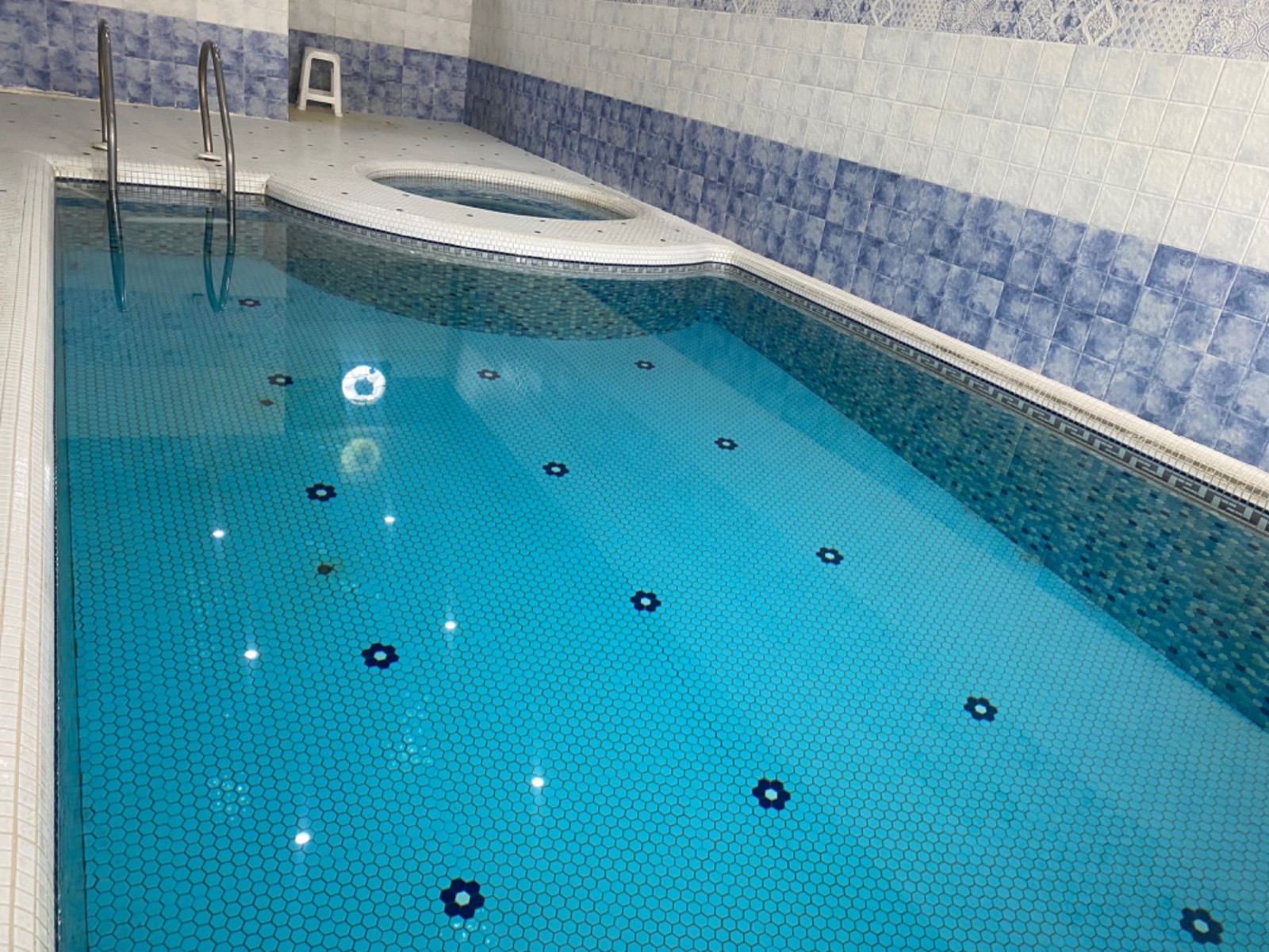 از انتهای استخر رو به جکوزی و دوش