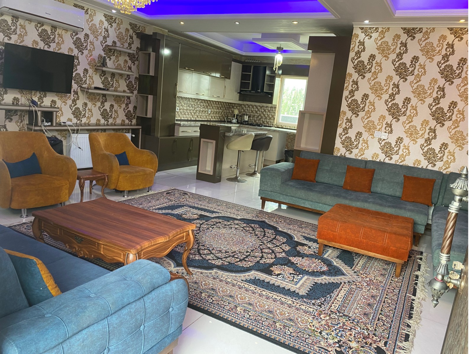 از درب ورودی رو به مبلمان ١٠ نفره،تی وی وال،کولر،میزناهار خوری و آشپزخانه