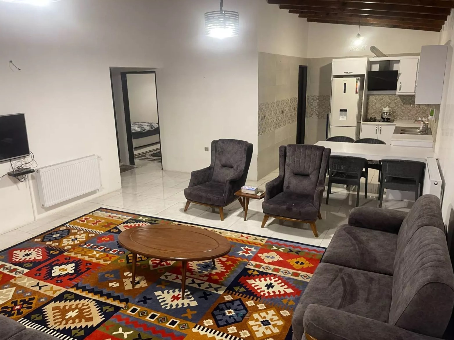 اتاق پذیرایی و آشپزخانه