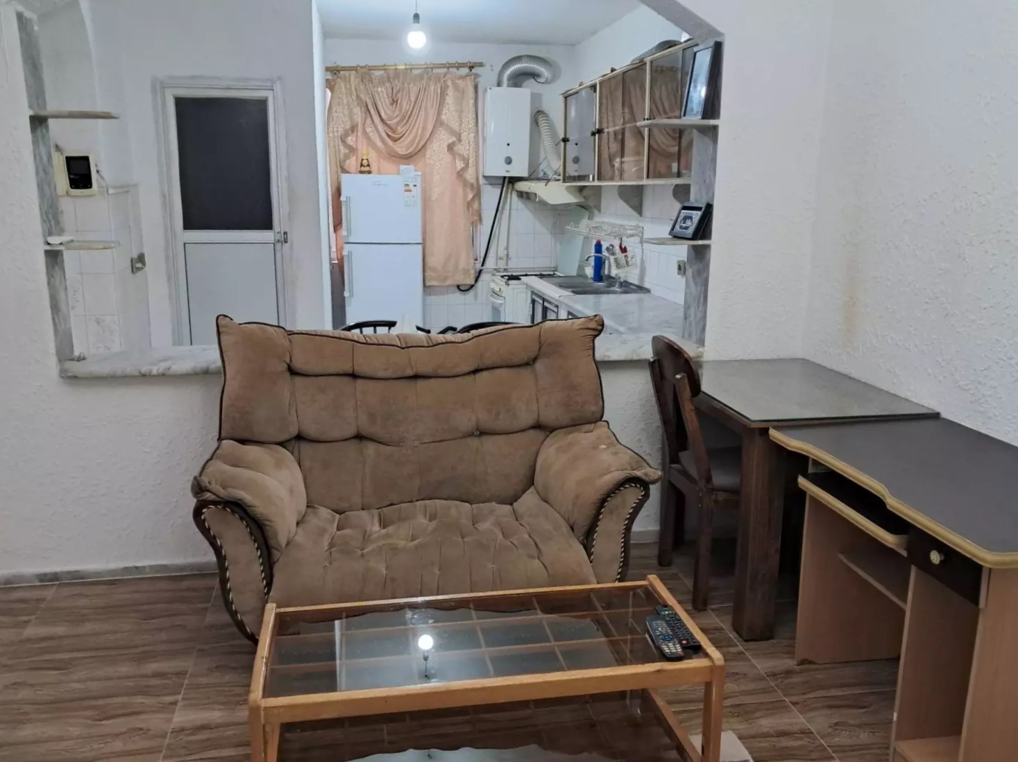 اتاق پذیرایی و آشپزخانه