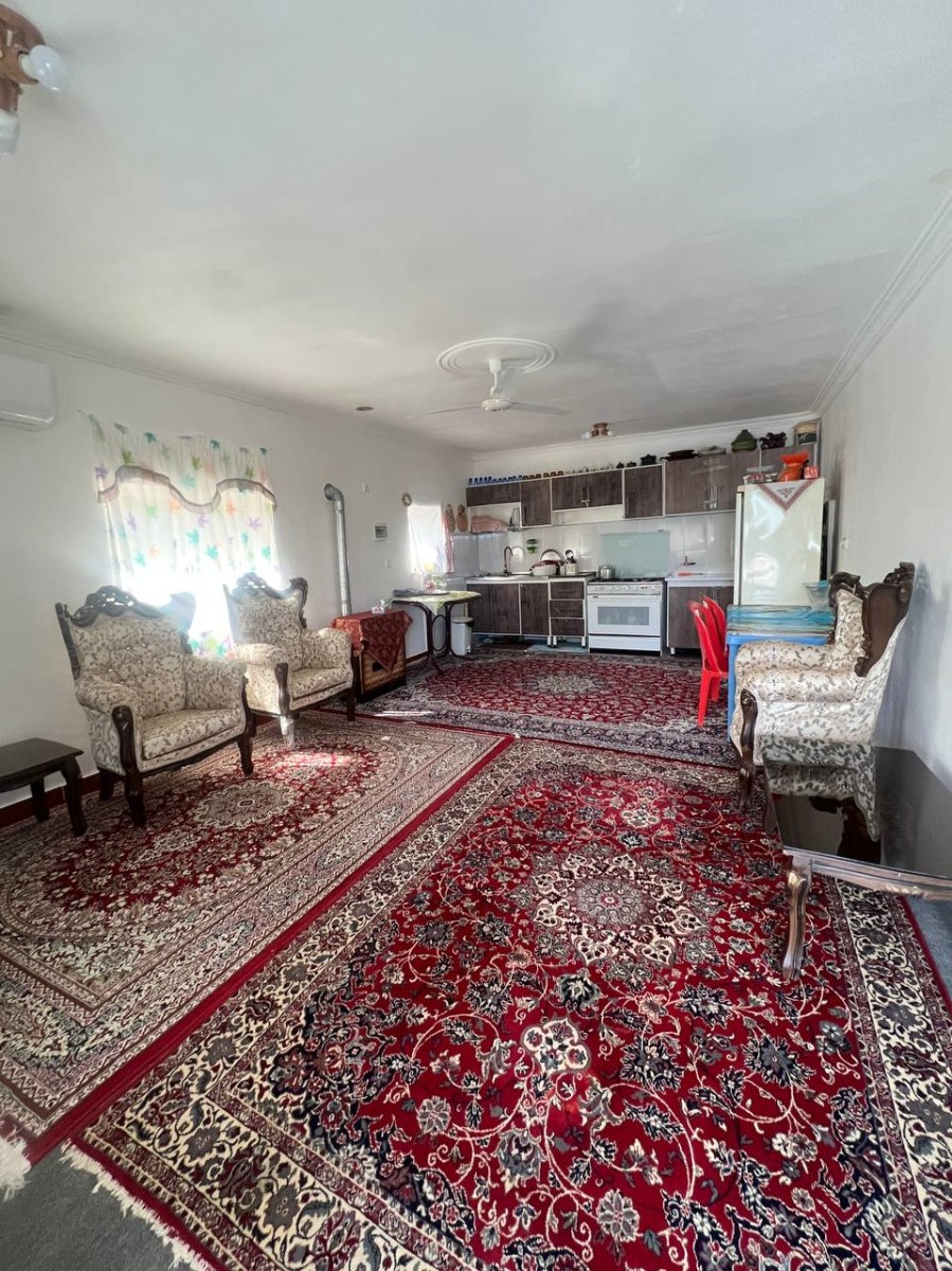 اتاق پذیرایی و آشپزخانه
