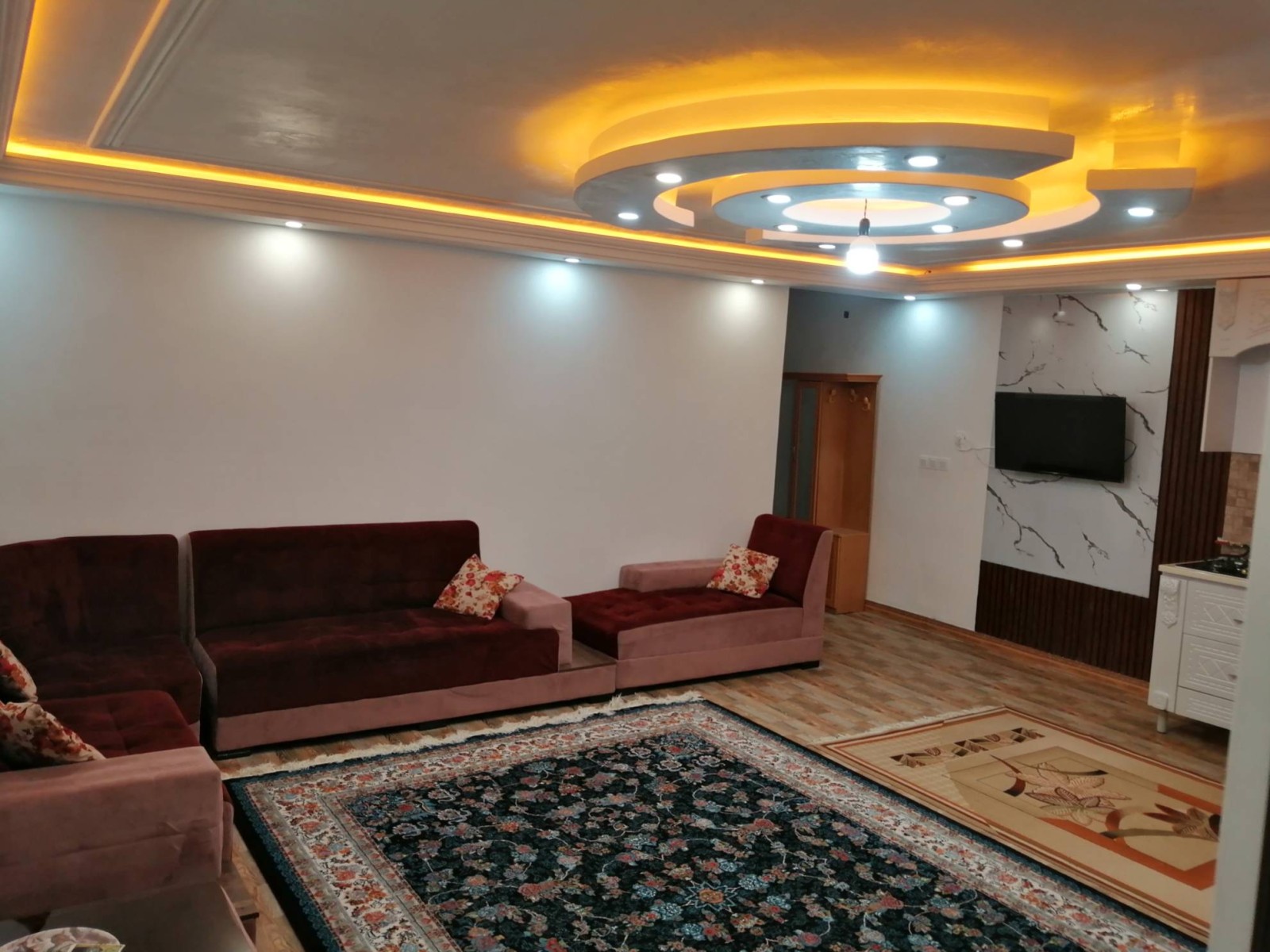 بسیار زیبا وعالی ومناسب برای 5 نفر، دارای درب بزرگ دوجداره شیشه‌ای با ویوی عالی