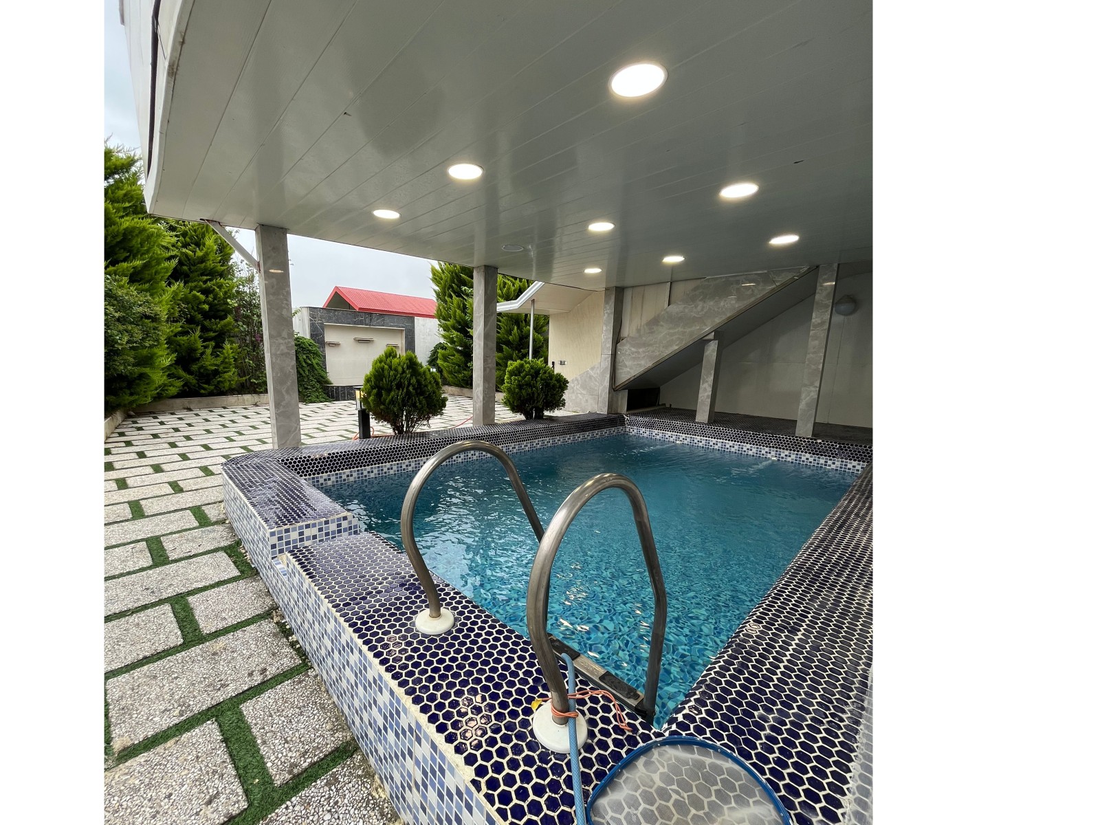 استخر مسقف ولی در فضای باز استخر مسقف ولی در فضای باز