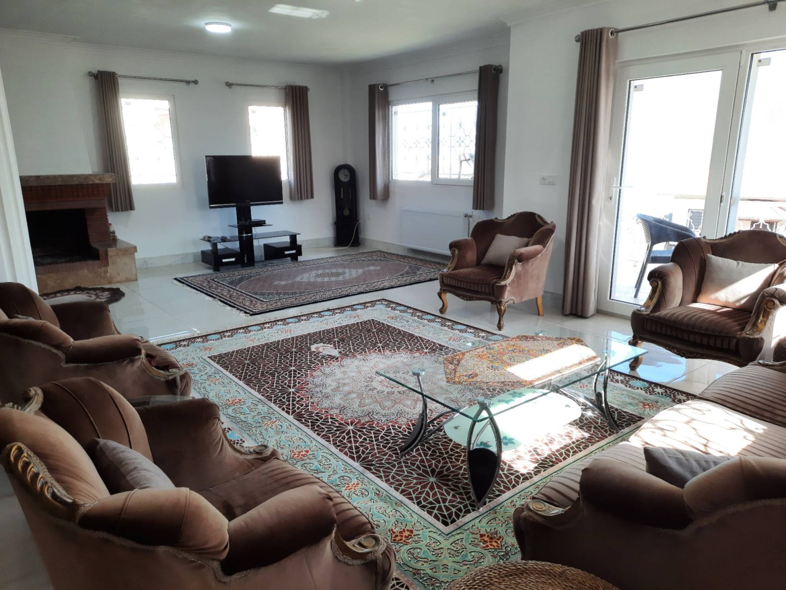 پذیرایی و تلویزیون و شومینه هیزمی