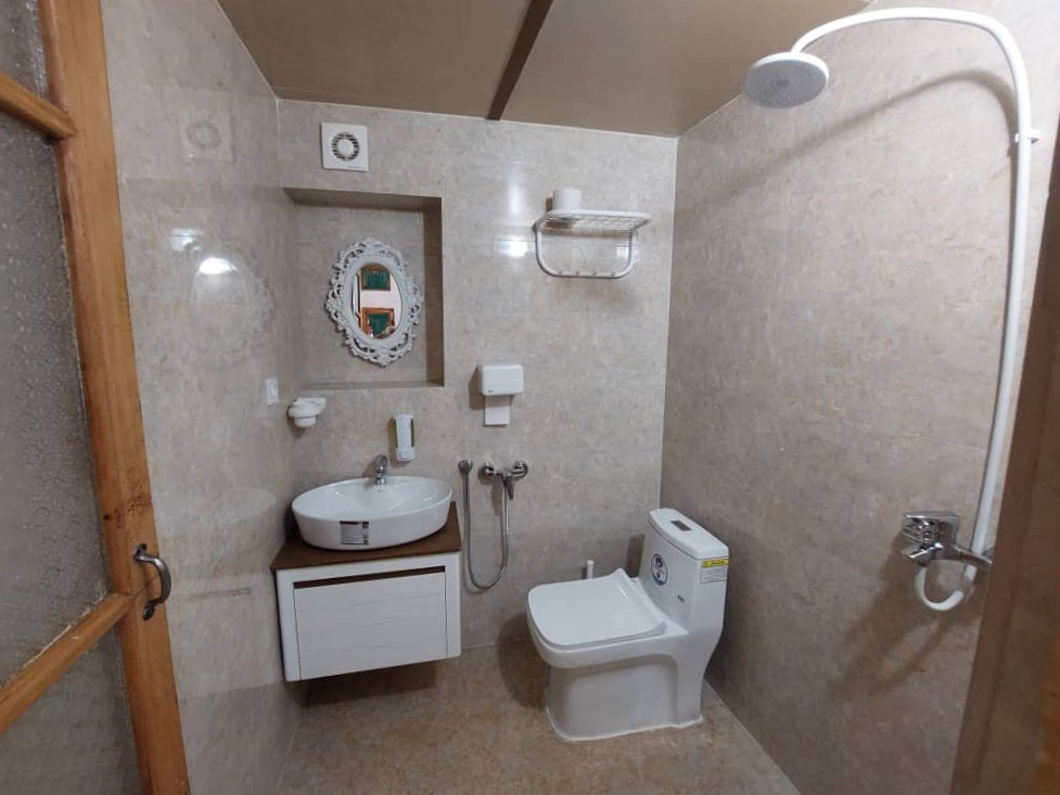 داخل "اتاق سه تخته صنوبر"