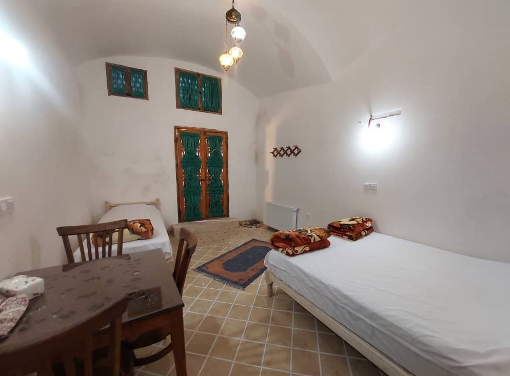 داخل "اتاق سه تخته صنوبر"