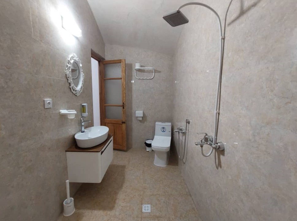 داخل "اتاق سه تخته شیرین بیان"
