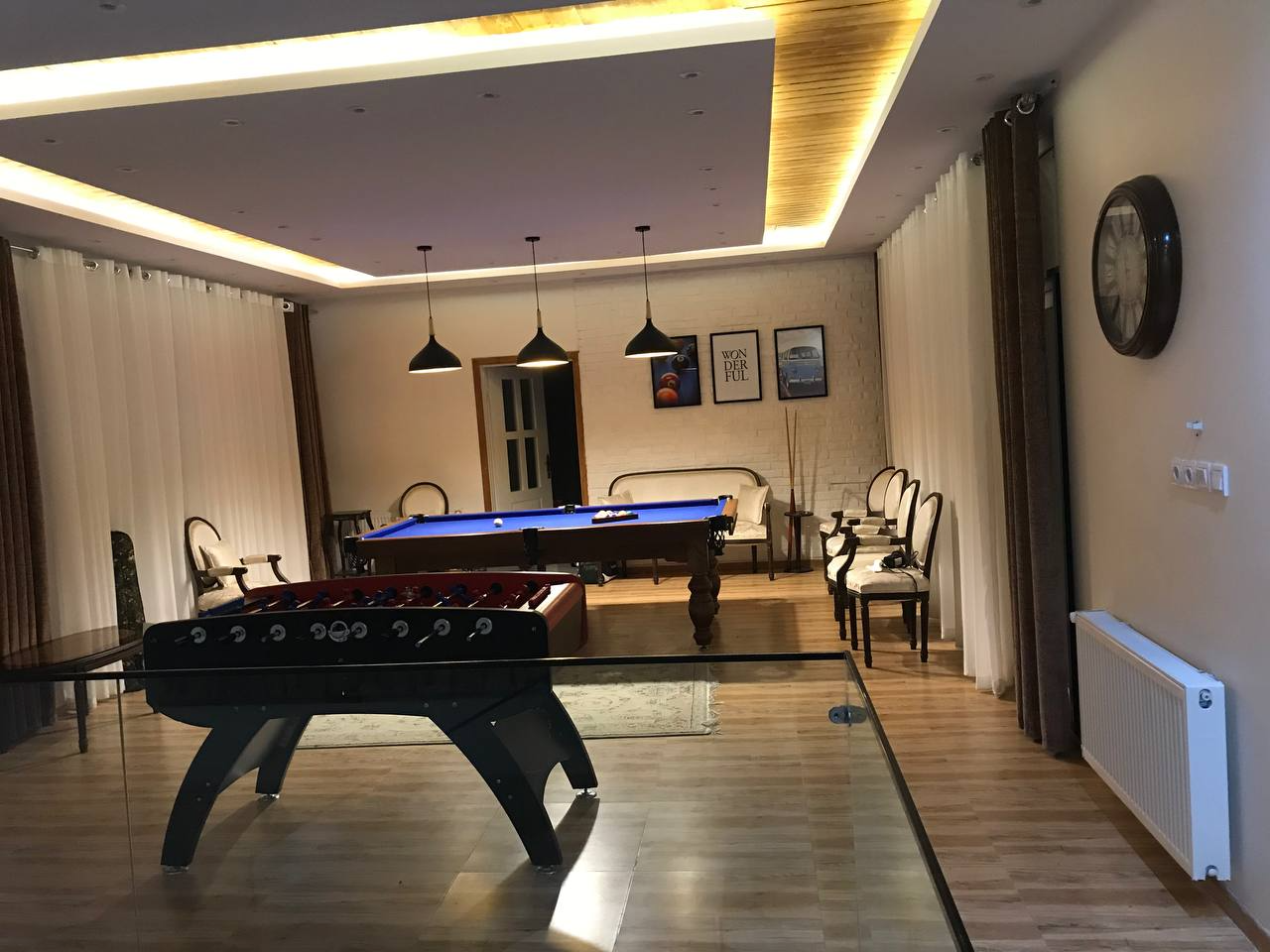 طبق بالا شامل میز بیلیارد و فوتبال دستی  میباشد