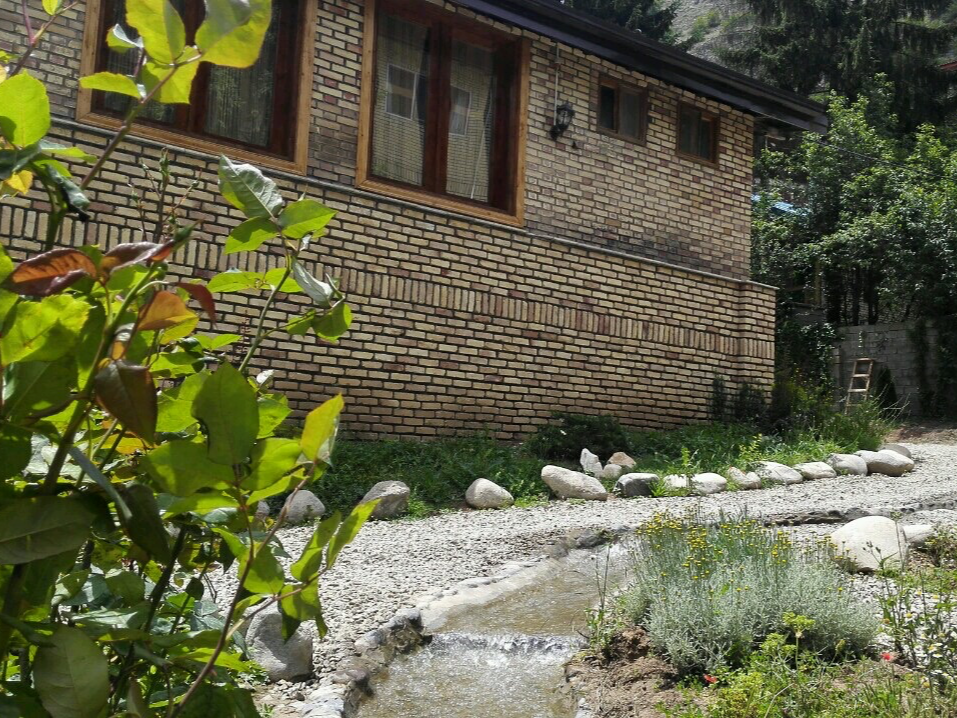 مسیر ورودی به حیاط
