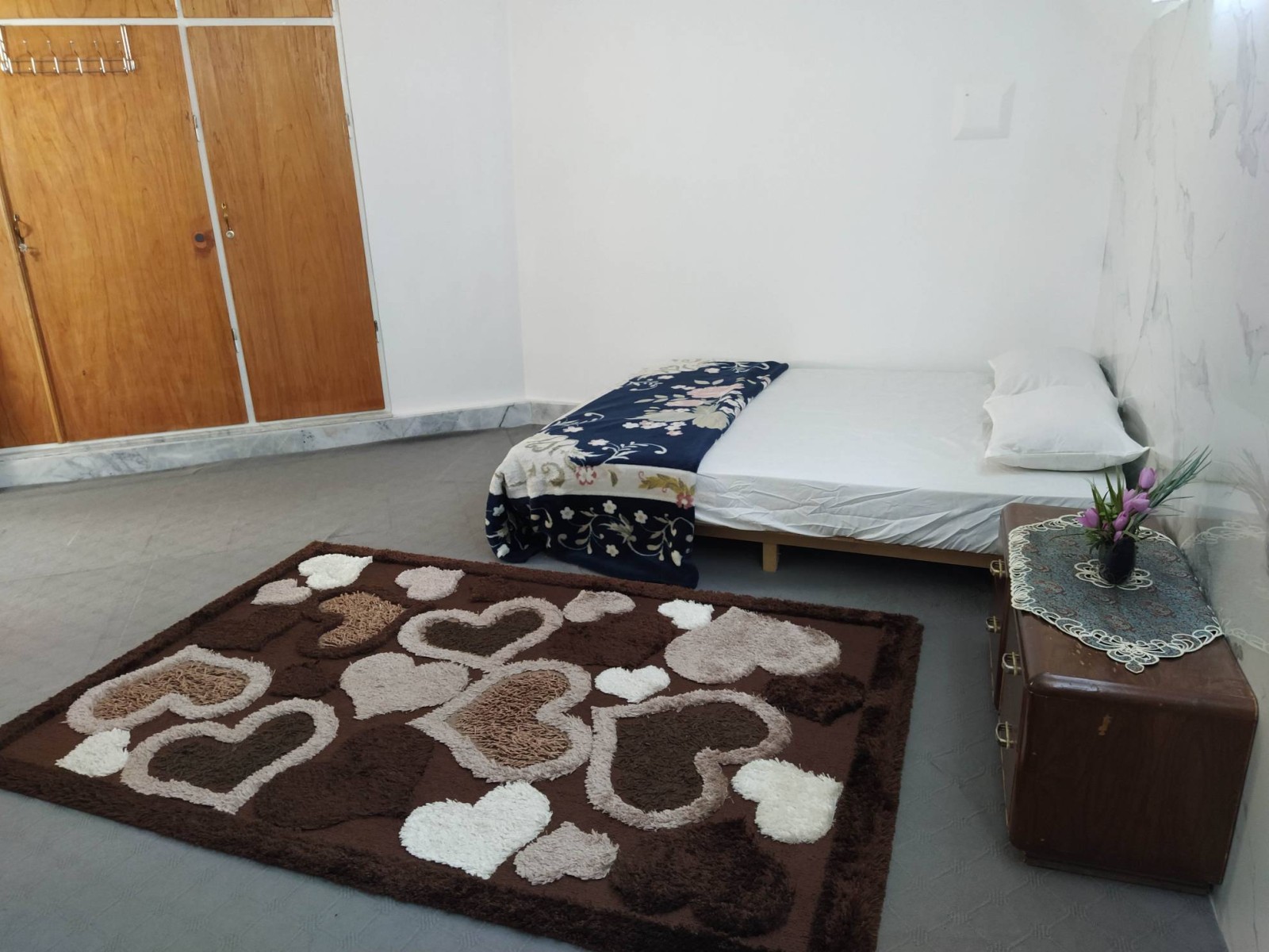 اتاق ۲۰متری با تخت دو نفره کمد دیواری و تشک سنتی