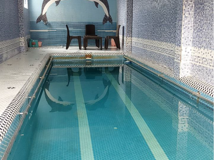 استخر سرپوشیده آب گرم