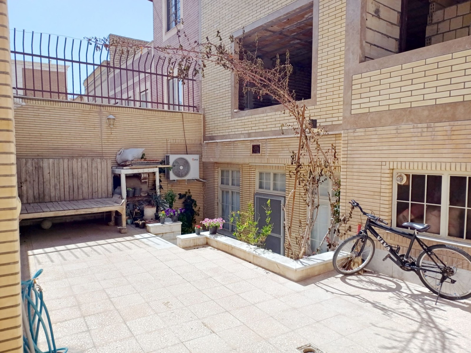 نمای بیرونی ساختمان
