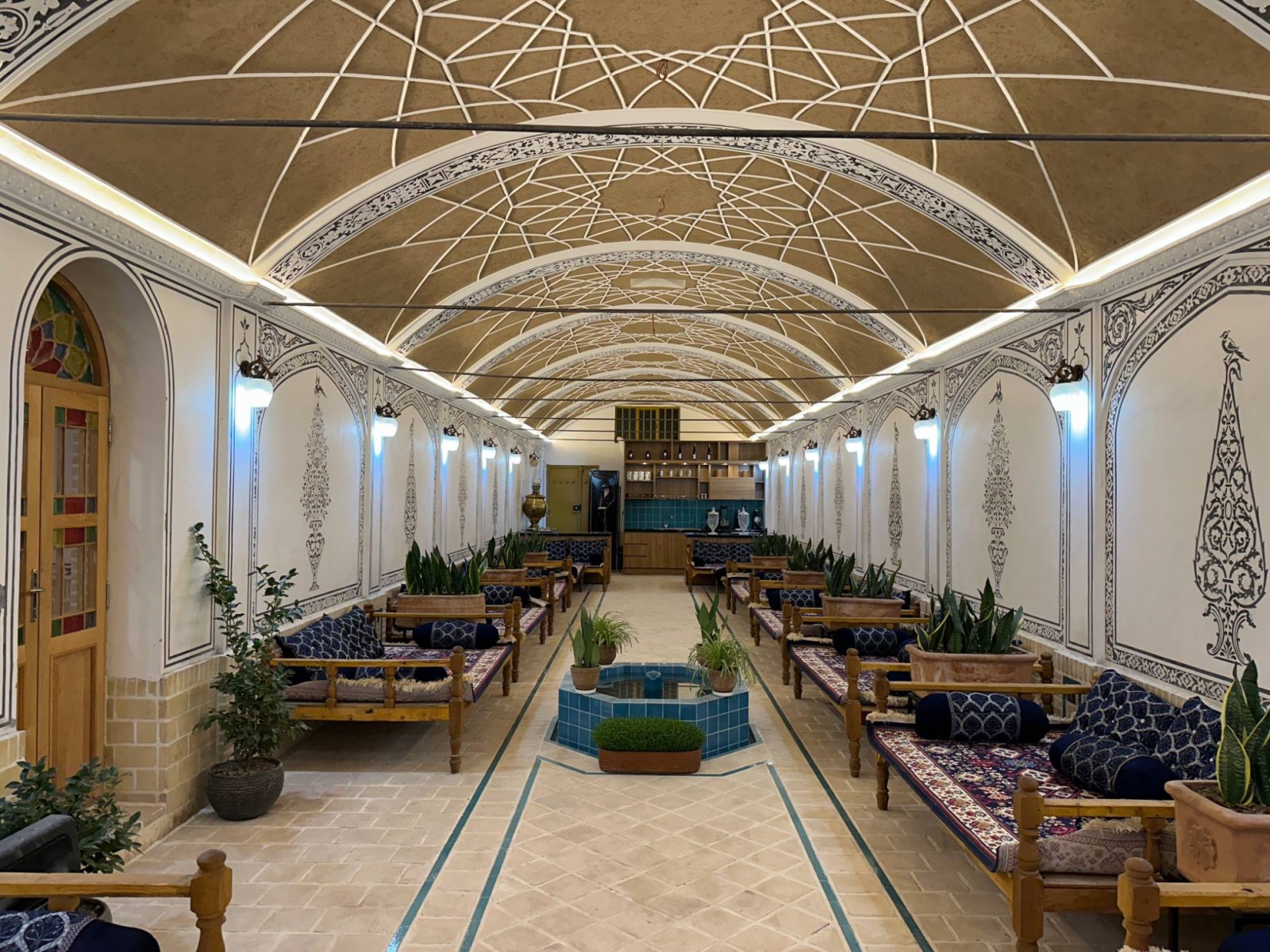 نمای کافه سنتی و صبحانه خوری
