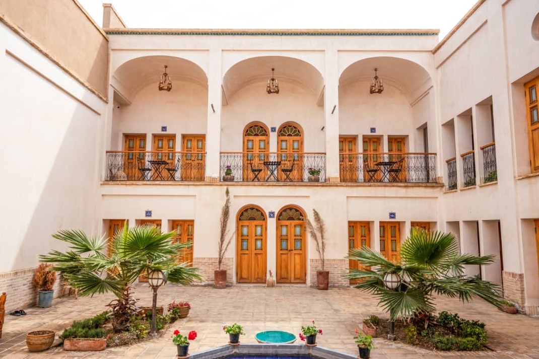 نمای اقامتگاه و حیاط