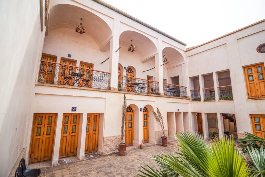 نمای اقامتگاه و حیاط