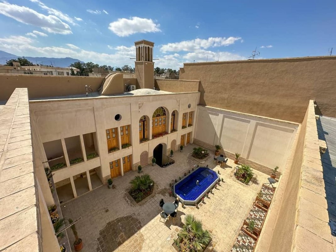 نمای اقامتگاه و حیاط