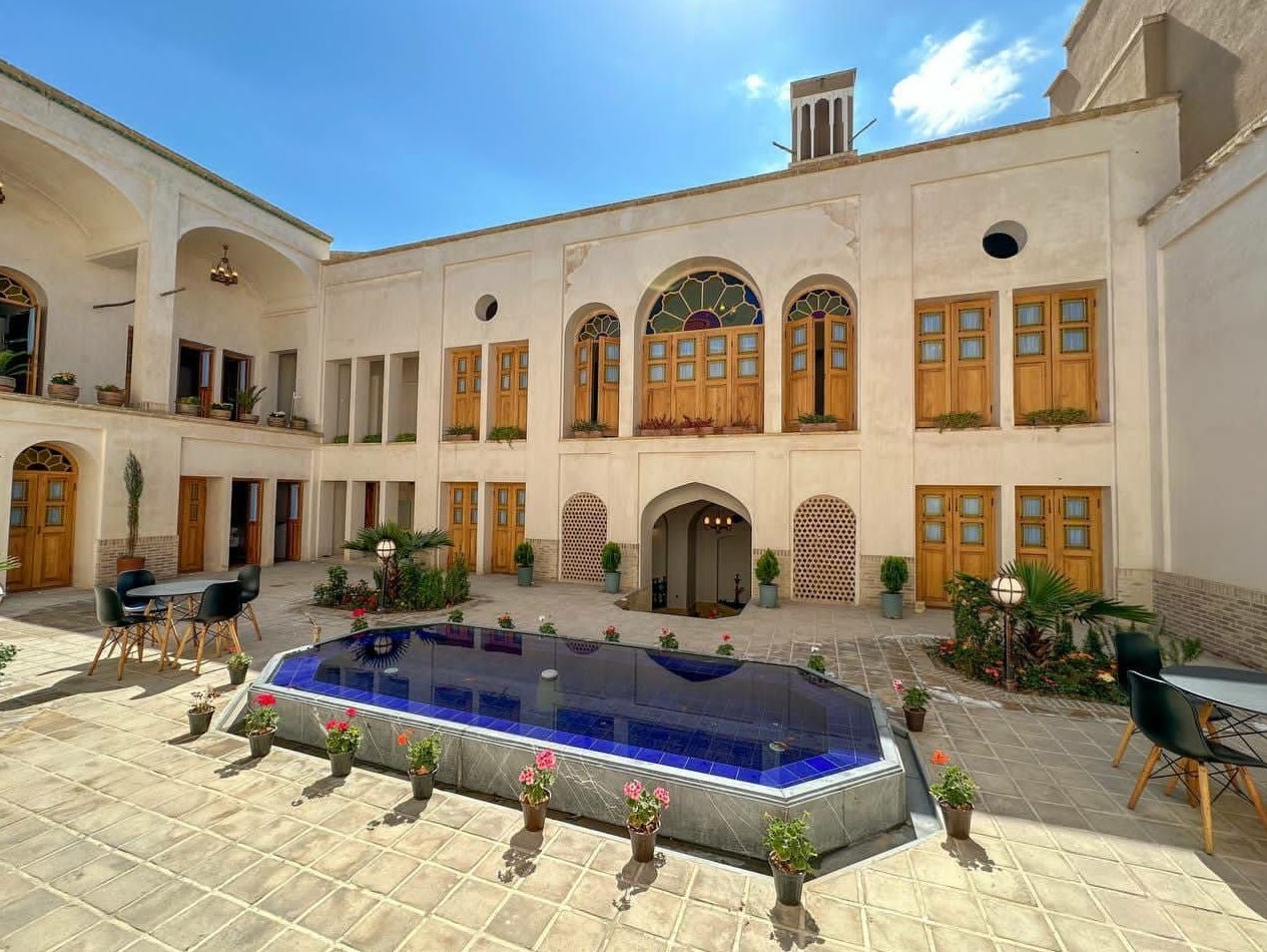 نمای اقامتگاه و حیاط