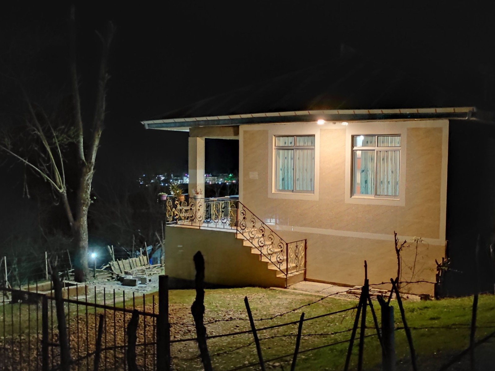 نمای بیرونی در شب