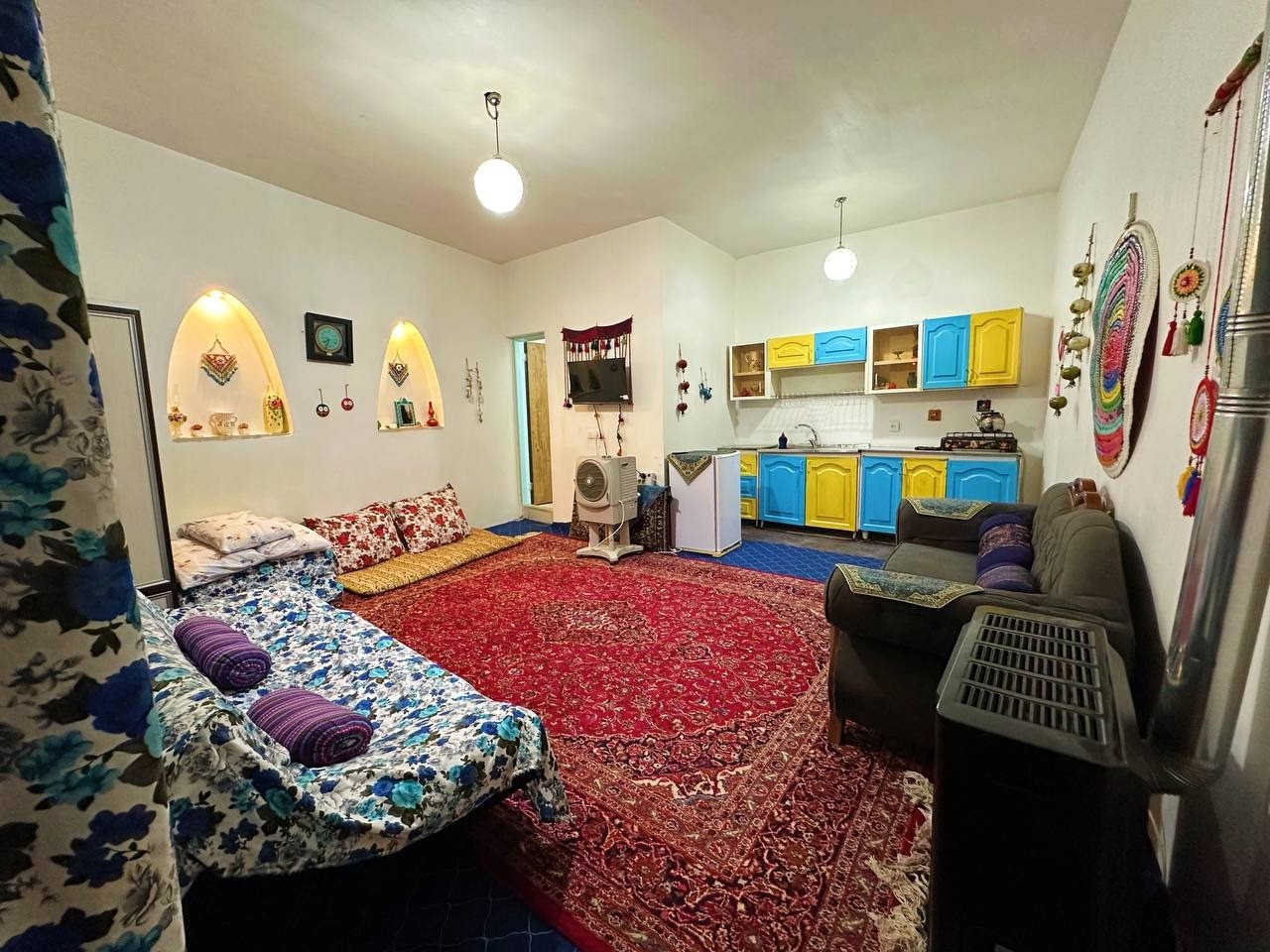 اتاق پذیرایی و آشپزخانه