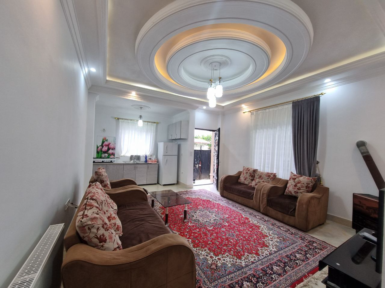 پذیرایی و اشپزخانه