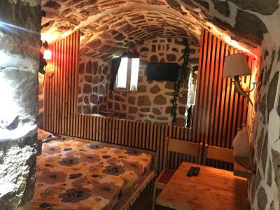 سوئیت سنگی با چشم انداز رودخانه