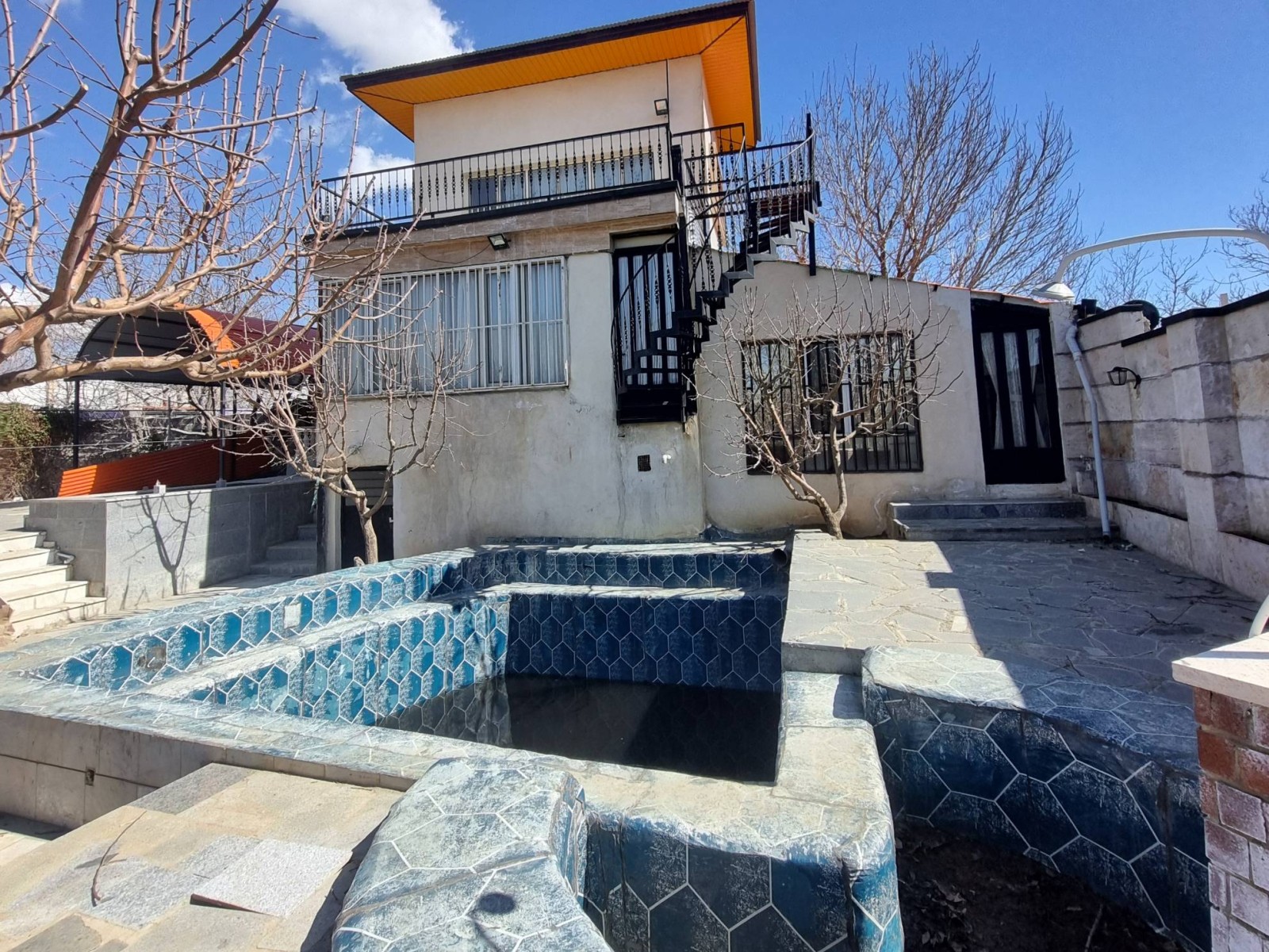 نمای بیرونی ساختمان