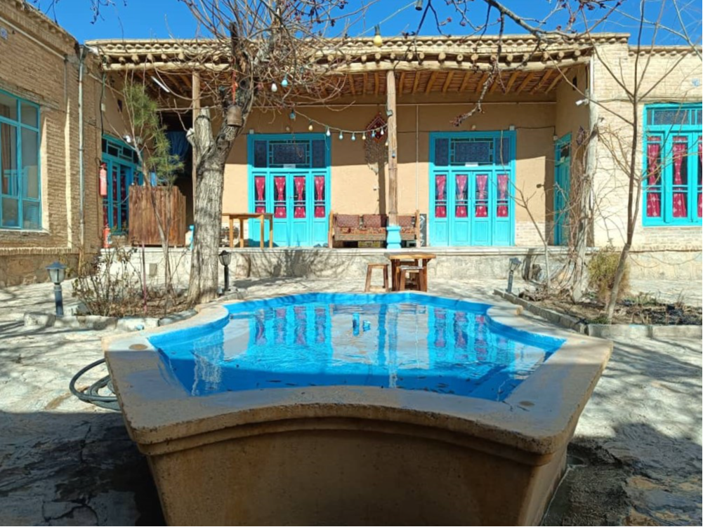 نمای اقامتگاه و حیاط