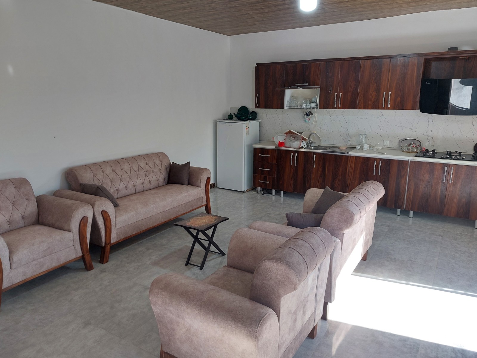 اتاق پذیرایی و آشپزخانه