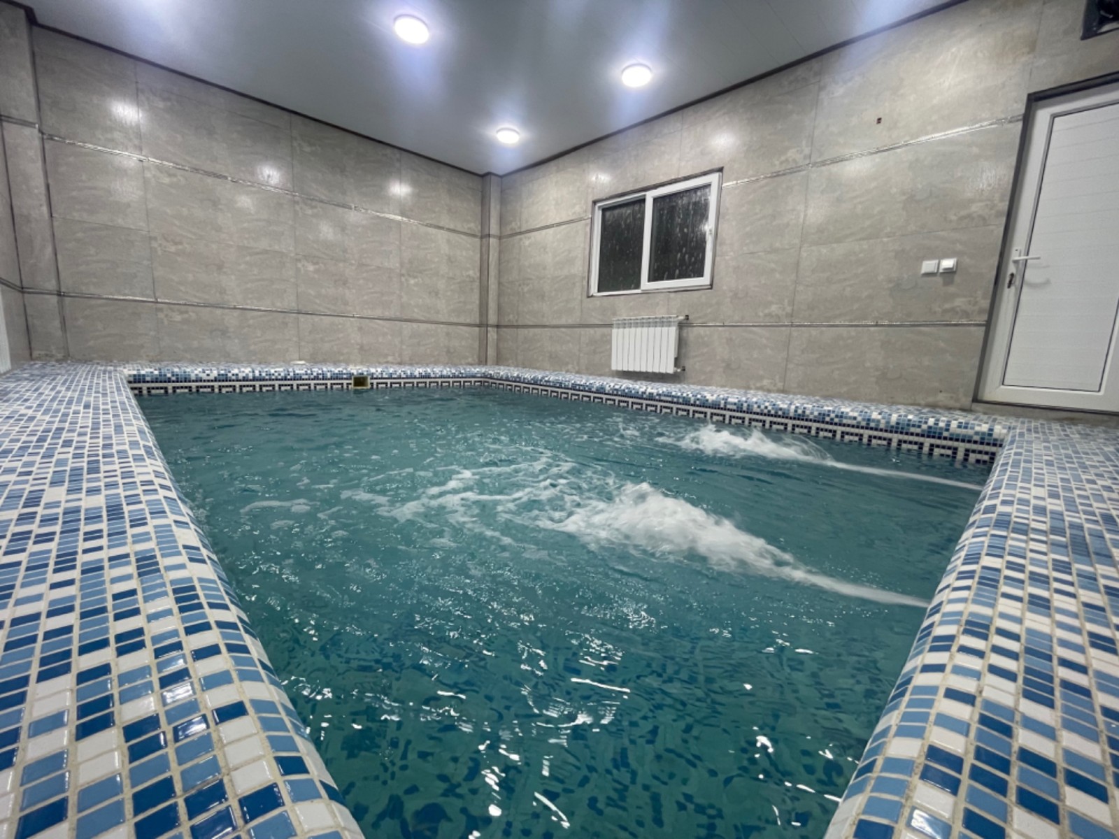 استخر آبگرم