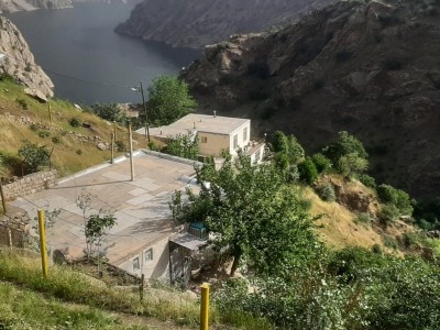 منزل ویلایی دارای تراسی با چشم انداز کوهستان