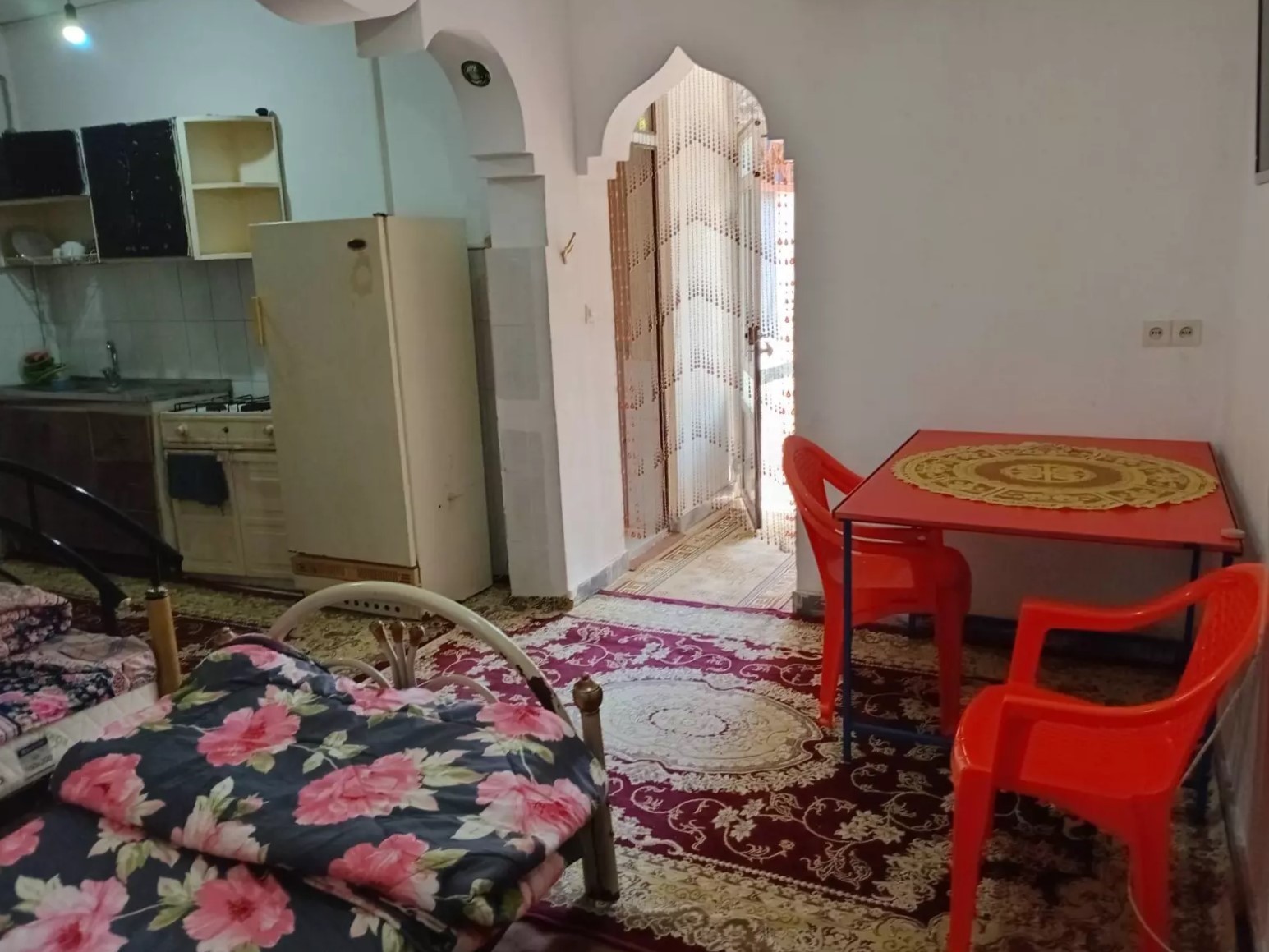 اتاق پذیرایی و آشپزخانه