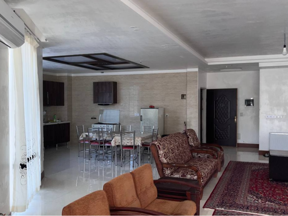 اتاق پذیرایی و آشپزخانه