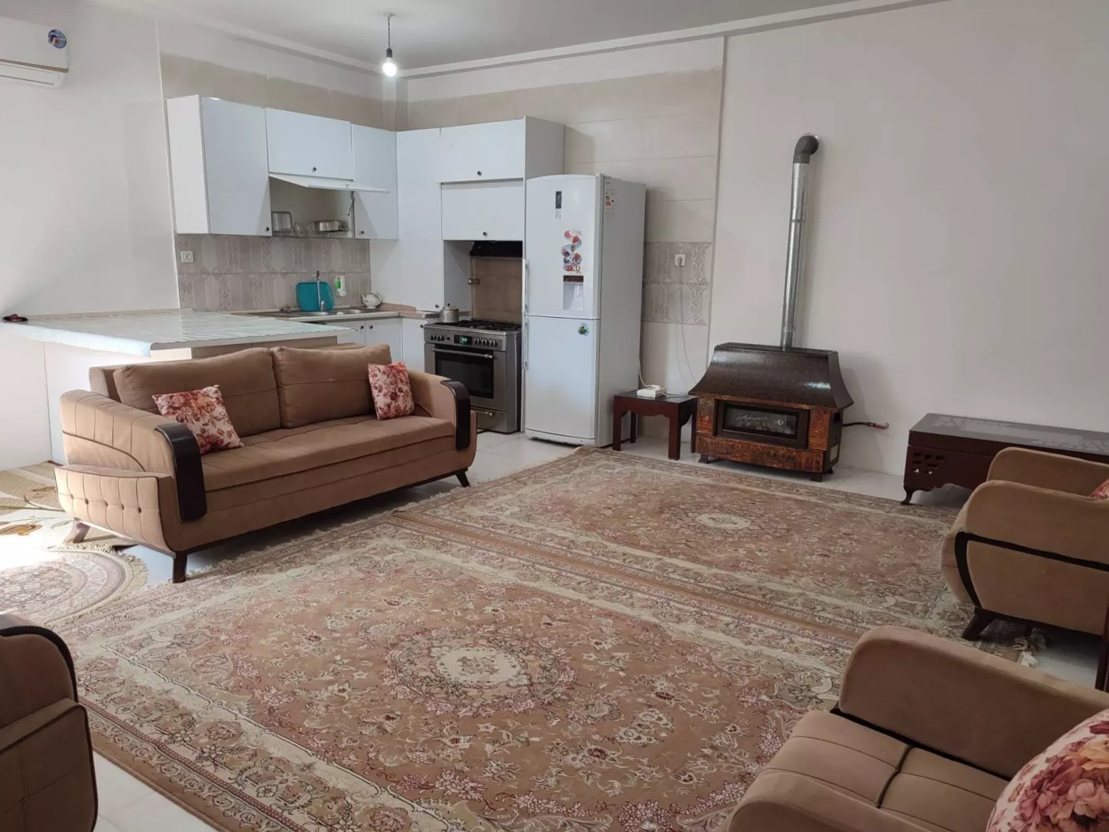 اتاق پذیرایی و آشپزخانه