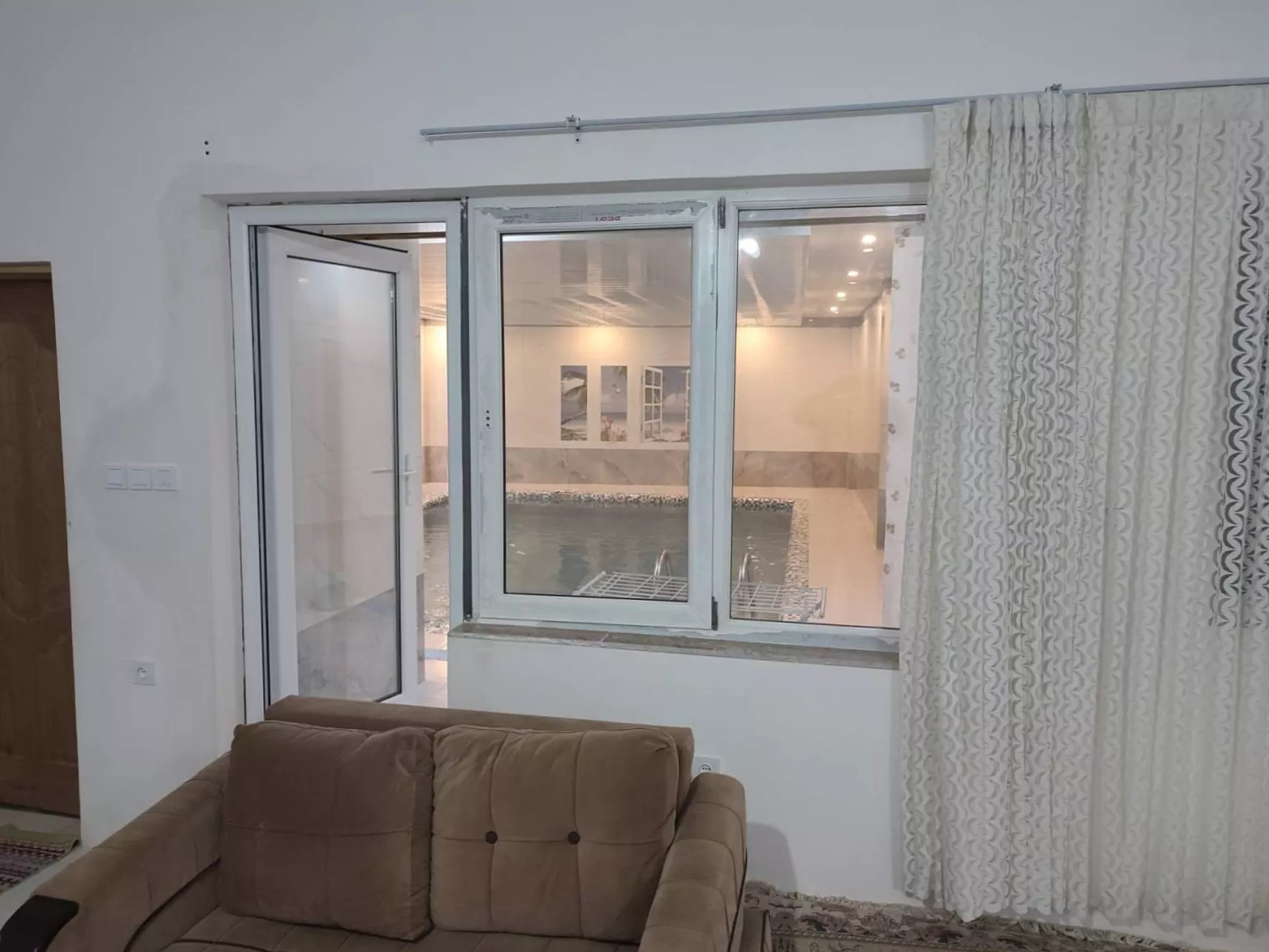 درب ورودی استخر