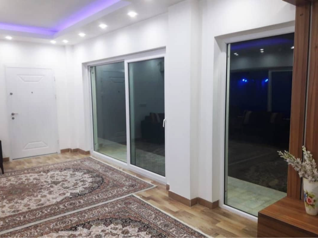 پنجره های بزرگ دیده کامل به حیاط
