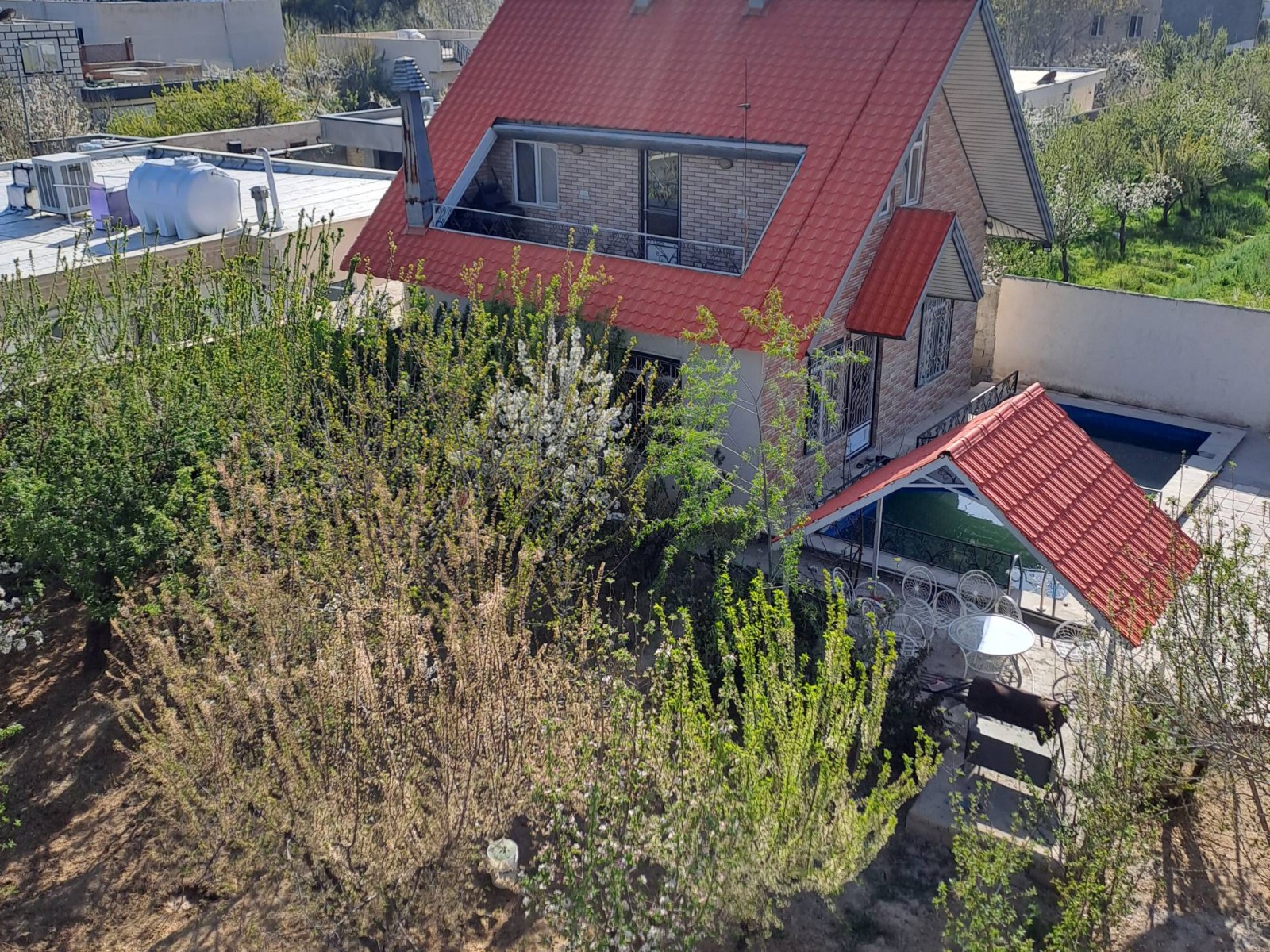 نمای کلی از سمت باغچه
