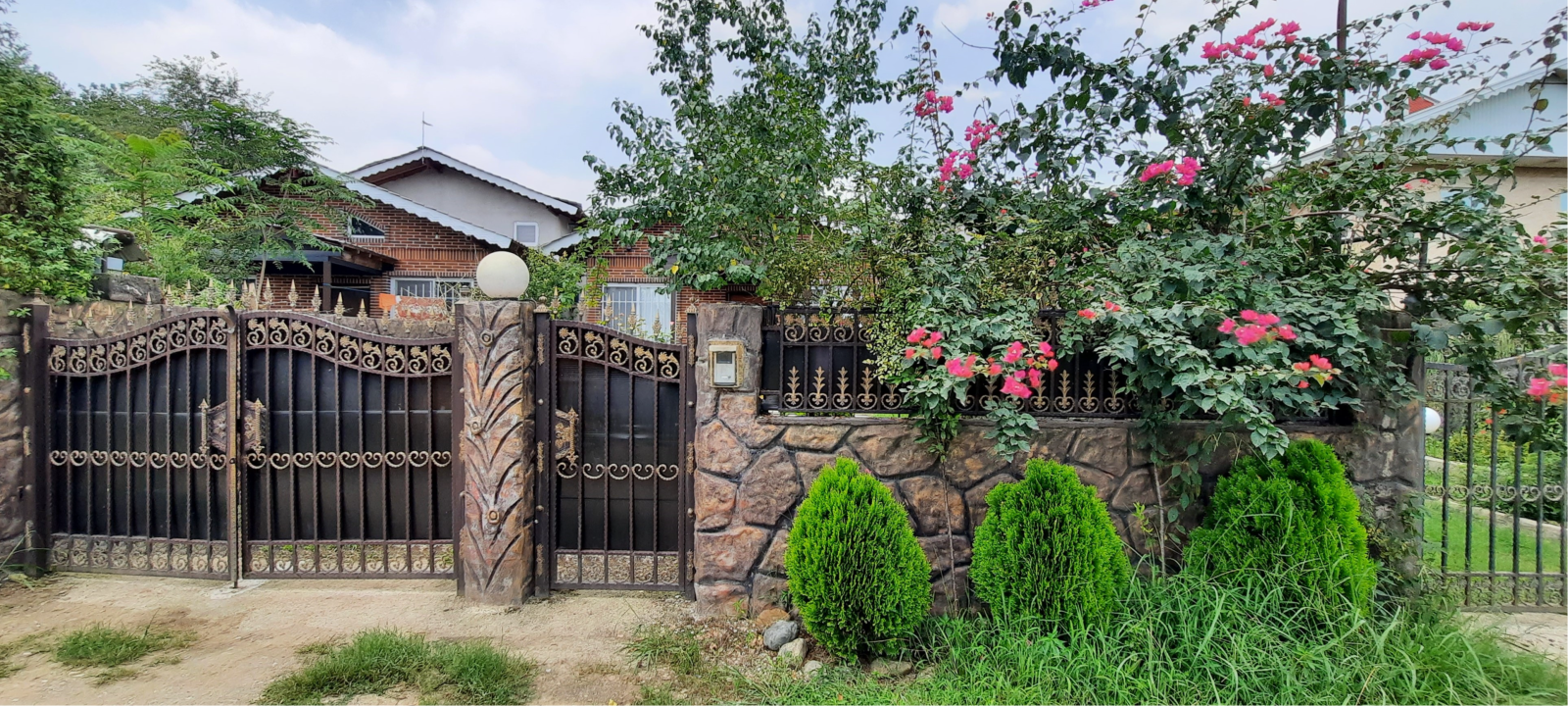 نمای بیرونی ساختمان