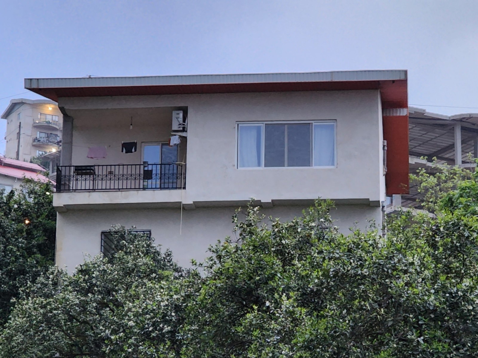 نمای شمالی مشرف به دریا و جنگل