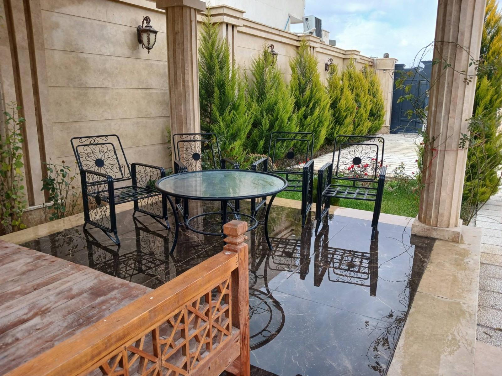 الاچیق بزرگ همراه میز و صندلی