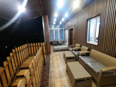 ویلایی با طراحی چوبی به همراه جکوزی با ویو جنگل