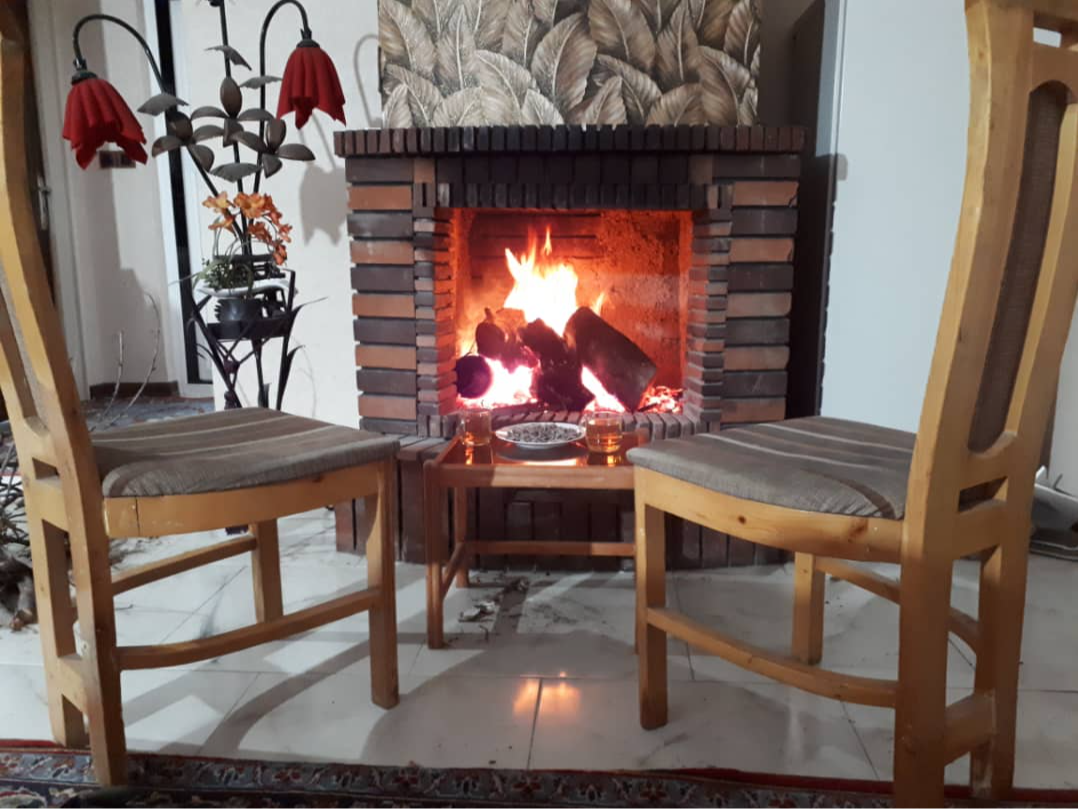 شومینه هیزمی  استفاده در فصول سرد قابلیت کباب در ساختمان مکش دود عالی
فقط هیزم‌ها در انتهای شومینه حالت خیمه گذارده میشود و درب کمی باز باشد که مکش دود بخوبی انجام شود پس از اتمام دود و ذغال قرمز شد زنجیر را بکشید و درب بالای شومینه را ببندید که حرارت به