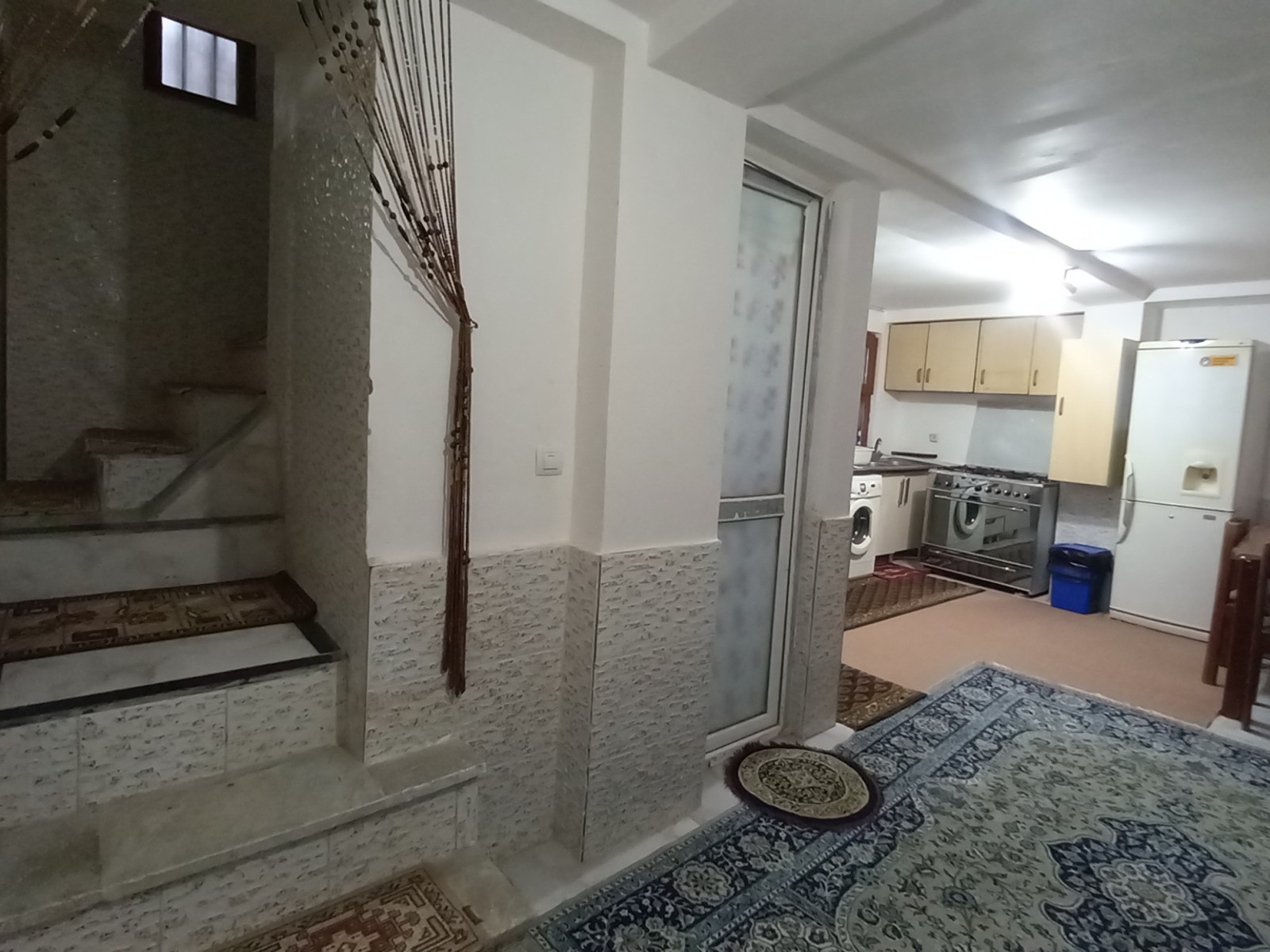 نمای اشپزخانه و سرویس و راه پله