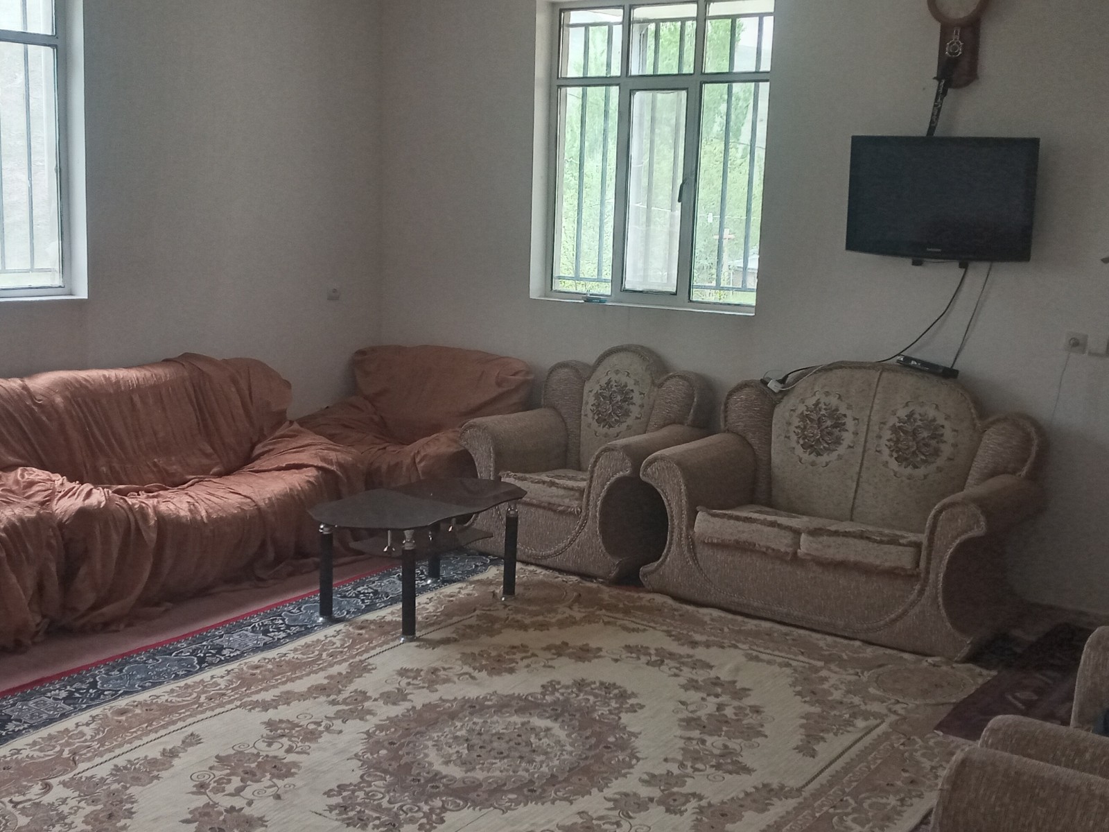 حال پذیرایی مبله با تلوزیون ال سی دی