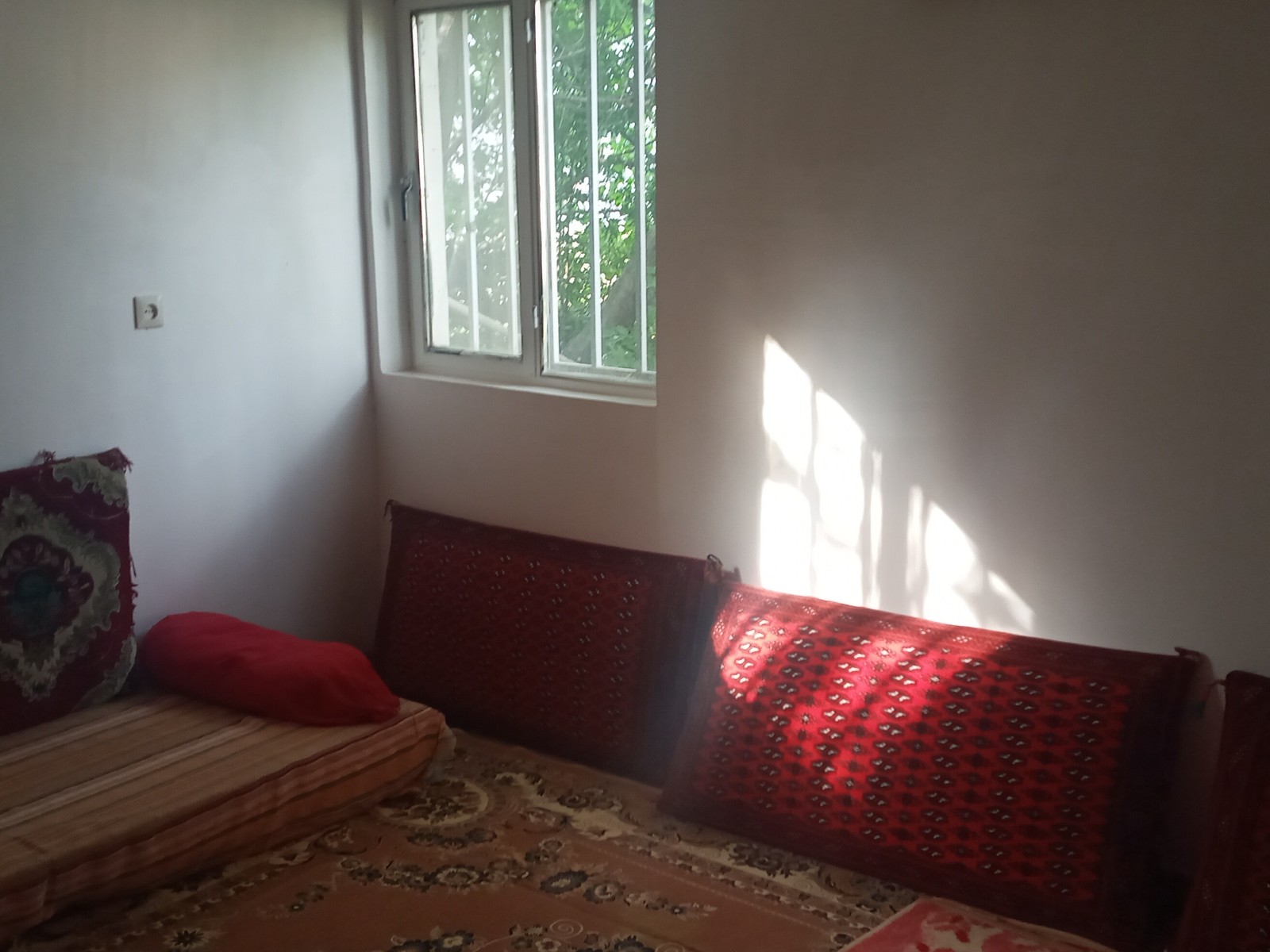 اتاق خواب شماره ۱با ۲پنجره کنار نهر آب با ویو  درختان گردو