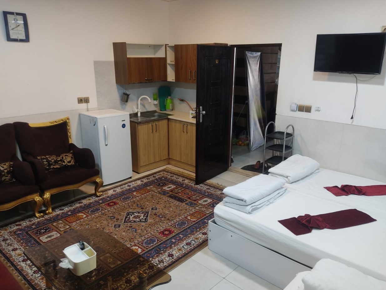 اتاق پذیرایی و آشپزخانه