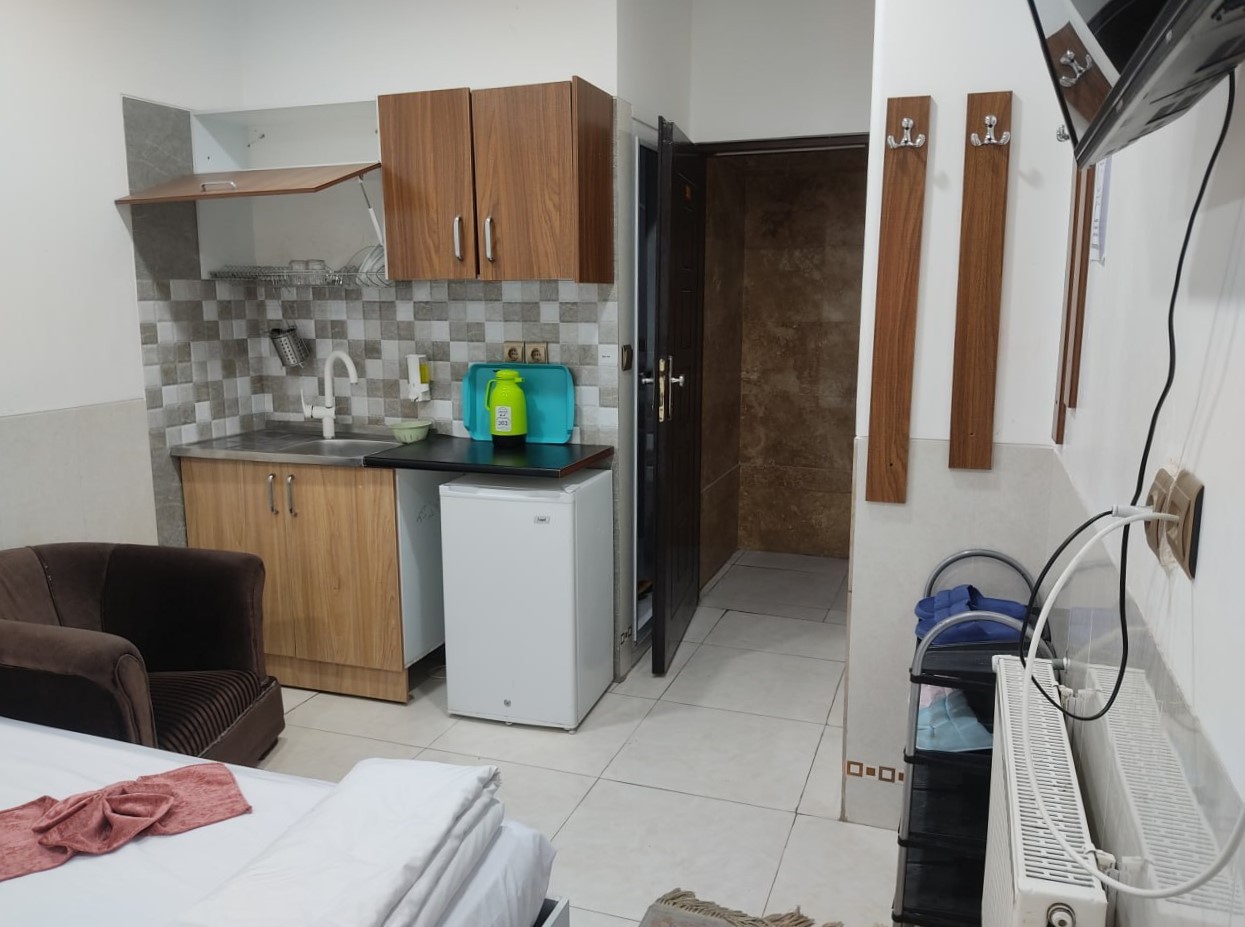 اتاق پذیرایی و آشپزخانه